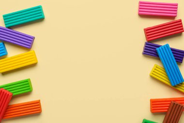 Bej arka planda birçok renkli plastik