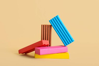 Bej arka planda renkli plastikler