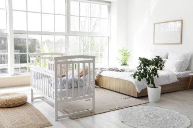 Yatak, bebek beşiği ve pencereli aydınlatma odasının içi