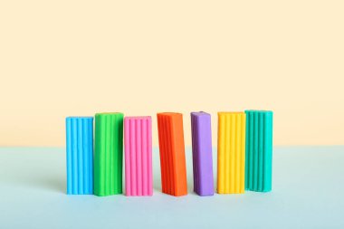 Renk arkaplanında çok renkli plastikler