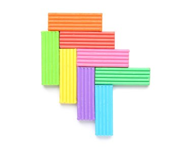 Beyaz arkaplanda çok renkli plastikler var