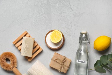 Grunge arka planında temizlik için doğal ürünler ve malzemeler içeren kompozisyon