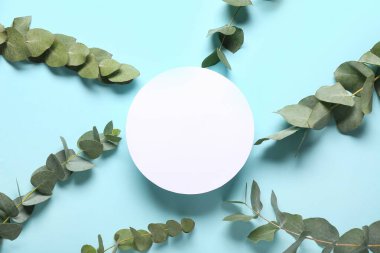 Mavi arkaplanda yeşil okaliptüs dalları olan boş kart