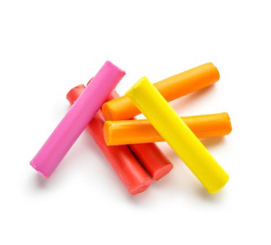 Beyaz arka plan üzerinde renkli hamuru