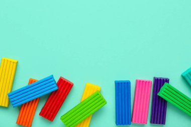 Turkuaz arka planda renkli plastikler