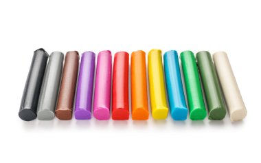 Beyaz arkaplanda çok renkli plastikler var