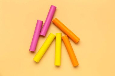 Turuncu arka planda renkli plastikler