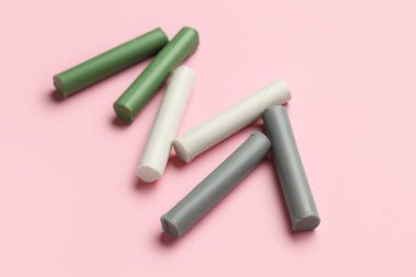 Pembe arka planda renkli plastikler, yakın plan.