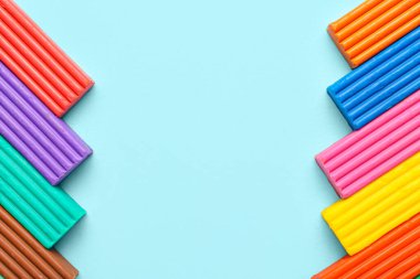 Mavi arkaplanda çok renkli plastikler var