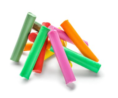 Beyaz arkaplanda renkli plastikler yığını