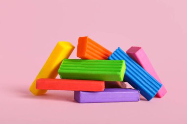 Pembe arka planda renkli plastik yığını
