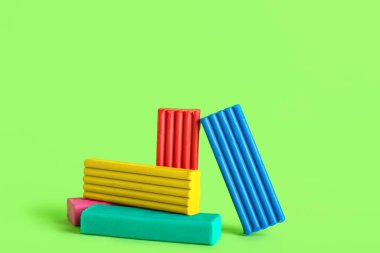 Yeşil arkaplanda renkli plastikler