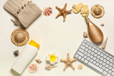 Beyaz arkaplanda güneş kremi ve plaj dekoru olan bilgisayar klavyesinden yapılmış çerçeve