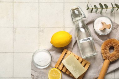 Açık fayans zemininde temizlik ve fırça için doğal ürünlerle kompozisyon