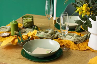 Temiz tabaklar, peçeteler ve çiçek açan ağaç dallarıyla şık bir masa. Yakın plan.