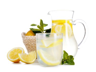 Beyaz arka planda izole edilmiş sürahi ve bir bardak taze limonata.
