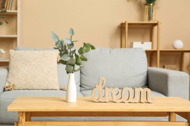 Tahta kelime DREAM ve vazo okaliptüs dalları ile oturma odasında, yakın çekim