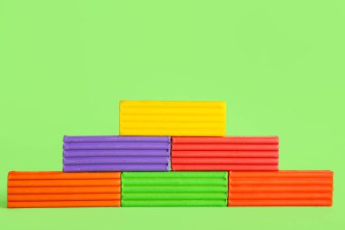 Yeşil arka planda birçok renkli plastiksi