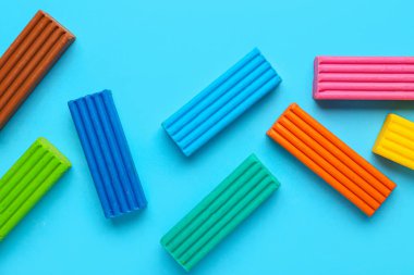 Mavi arkaplanda renkli plastikler