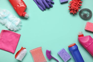 Farklı deterjan ve temizlik malzemelerinden yapılmış çerçeve