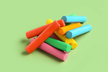 Yeşil arka planda renkli plastikler yığını, yakın plan