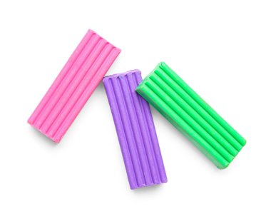 Beyaz arka plan üzerinde renkli hamuru