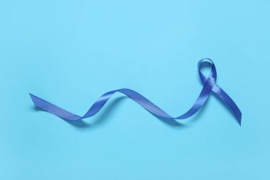 Renkli arka planda mavi kurdele. Prostat kanseri farkındalığı
