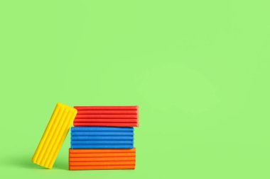 Yeşil arkaplanda renkli plastikler