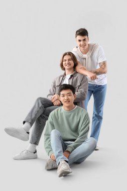 Hafif arka planda bir grup genç adam