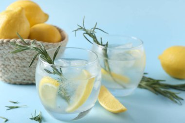 Mavi arka planda biberiyeli ve limonlu taze limonata.