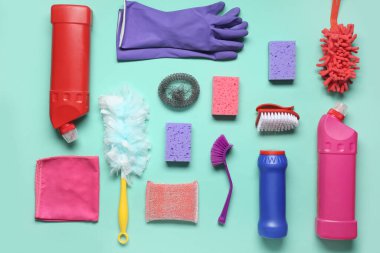 Renk arkaplanında farklı temizlik malzemeleri ve deterjanları olan kompozisyon