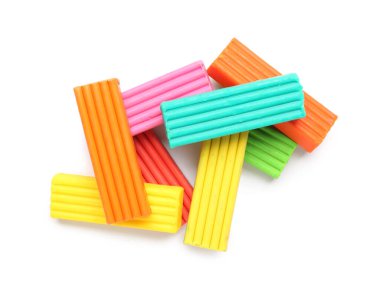 Beyaz arkaplanda renkli plastikler yığını