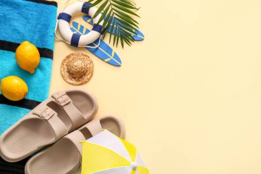 Limonlu kompozisyon, plaj havlusu ve bej arka planda dekoratif aksesuarlar.