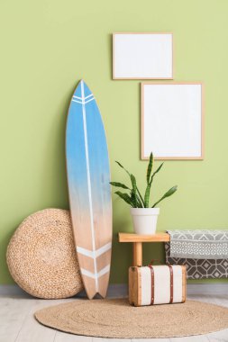 Sörf tahtası, bank ve boş çerçeveli odanın içi