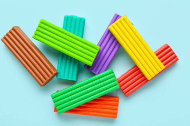 Mavi arkaplanda çok renkli plastikler var