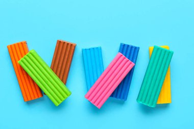 Mavi arkaplanda renkli plastikler