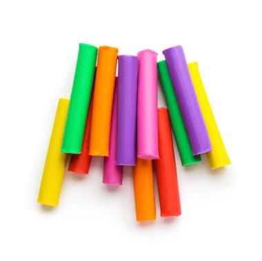 Beyaz arka plan üzerinde renkli hamuru