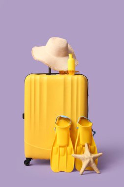 Plaj aksesuarları, güneş kremi ve leylak arkaplanlı denizyıldızı.