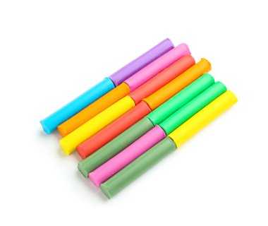 Beyaz arkaplanda çok renkli plastikler var