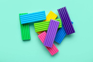 Turkuaz arka planda renkli plastikler yığını