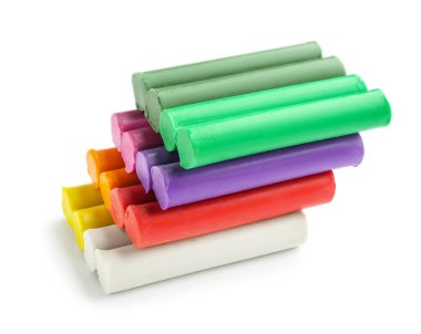 Beyaz arkaplanda renkli plastik yığını