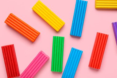 Pembe arka planda bir sürü renkli plastik var.