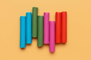 Turuncu arka planda renkli plastikler