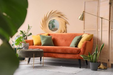 Rahat kahverengi kanepe ve pouf oturma odası, yakın çekim