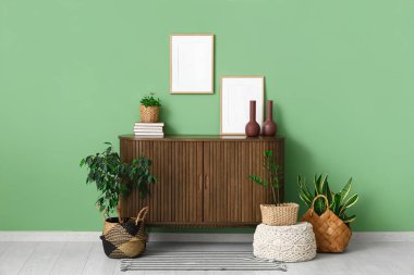 Klozet, yeşil bitkiler ve boş çerçeveli odanın içi