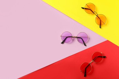 Renkli arka planda farklı stil güneş gözlükleri