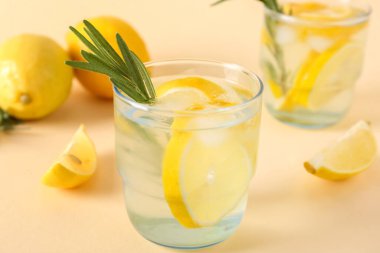 Biberiyeli taze limonata ve bej arka planda limonlar, yakın plan.