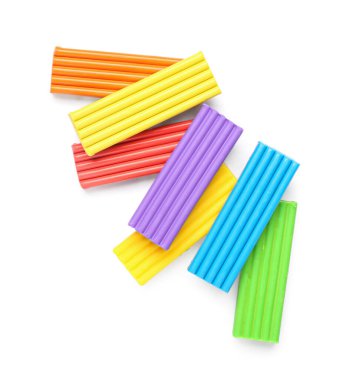 Beyaz arka plan üzerinde renkli hamuru