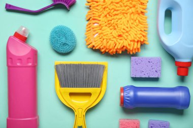 Renk arkaplanında farklı temizlik malzemeleri ve deterjanları olan kompozisyon
