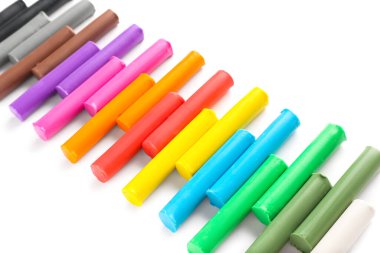 Beyaz arkaplanda çok renkli plastikler var